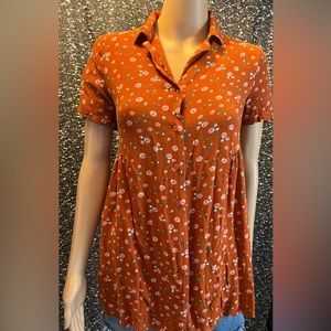 Abouts there Medium 10/12 Burnt orange flowery shirt!